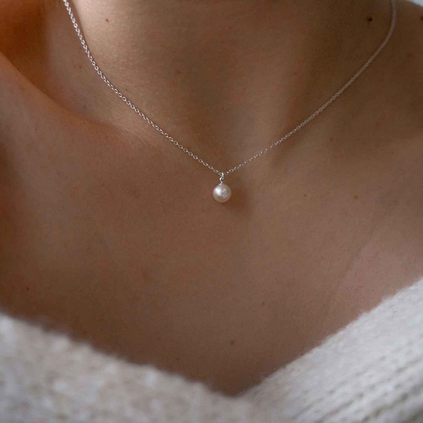 Solitaire pearl necklace