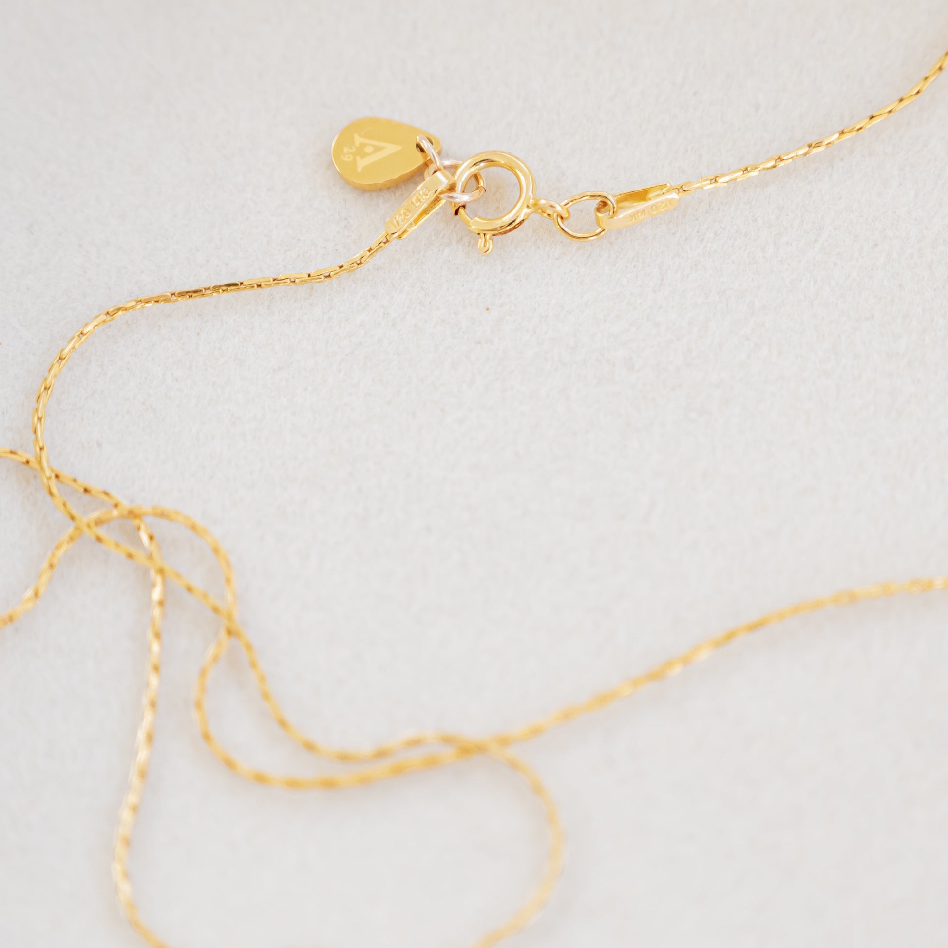gold shell pendant necklace