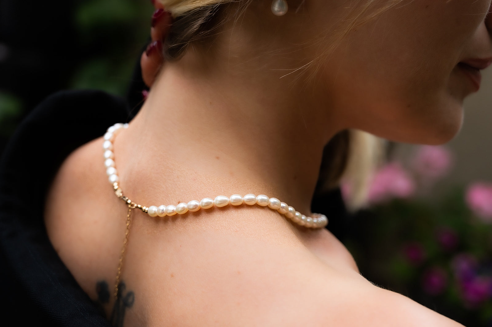 gold white pearls necklace classy accessory